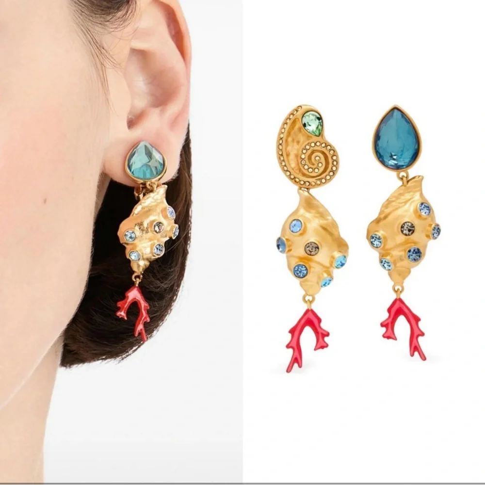 Oscar de la Renta • Mixed Shell Mismatched Clip-on Drop Earrings